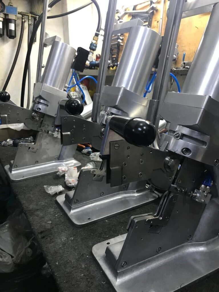 Fábrica da Uniclip com diversas máquinas grampeadeiras enfileiradas
